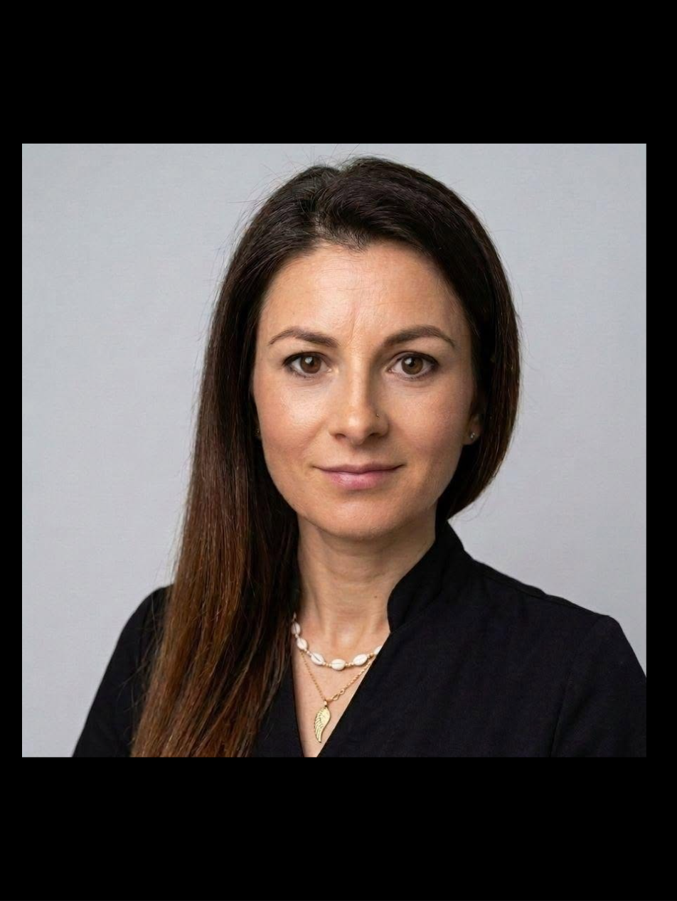 To ja, Aleksandra Rybak-Wiszkielis. Portret w czarnej bluzce na jasnoszarym tle.